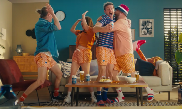 Mensen juichen tijdens EK met Oranje broek